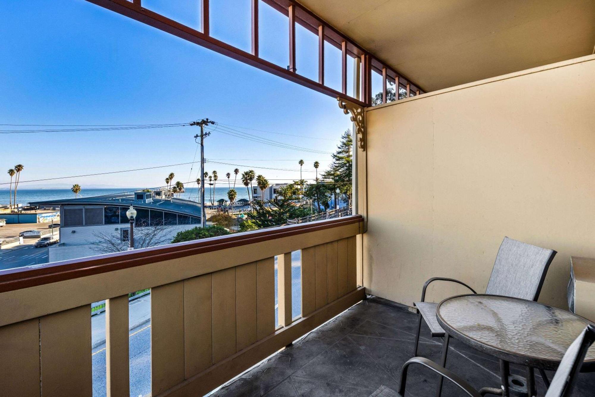 Howard Johnson By Wyndham Santa Cruz Beach Boardwalk Экстерьер фото