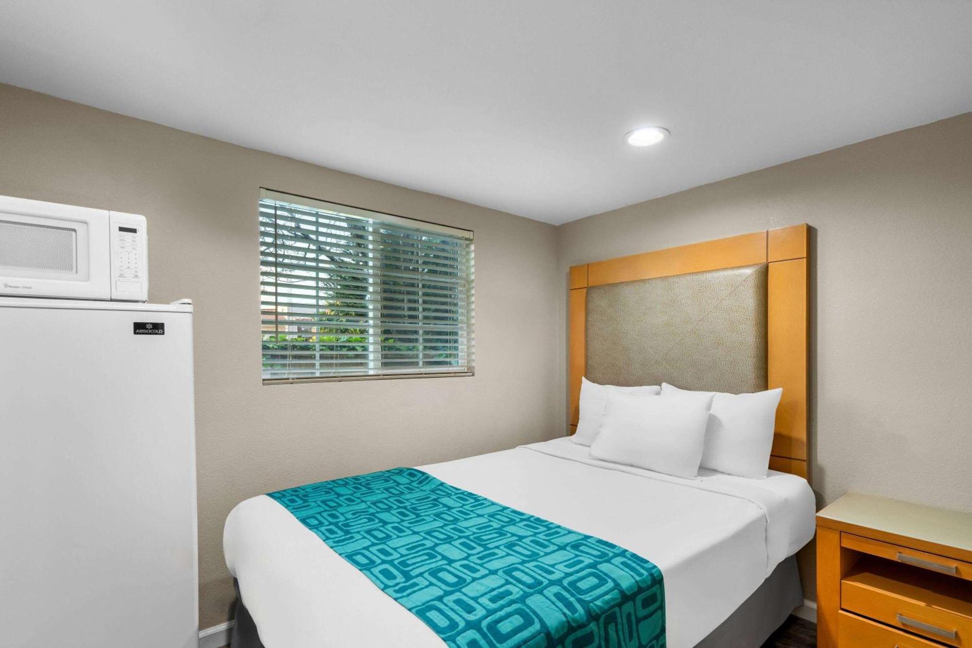 Howard Johnson By Wyndham Santa Cruz Beach Boardwalk Экстерьер фото