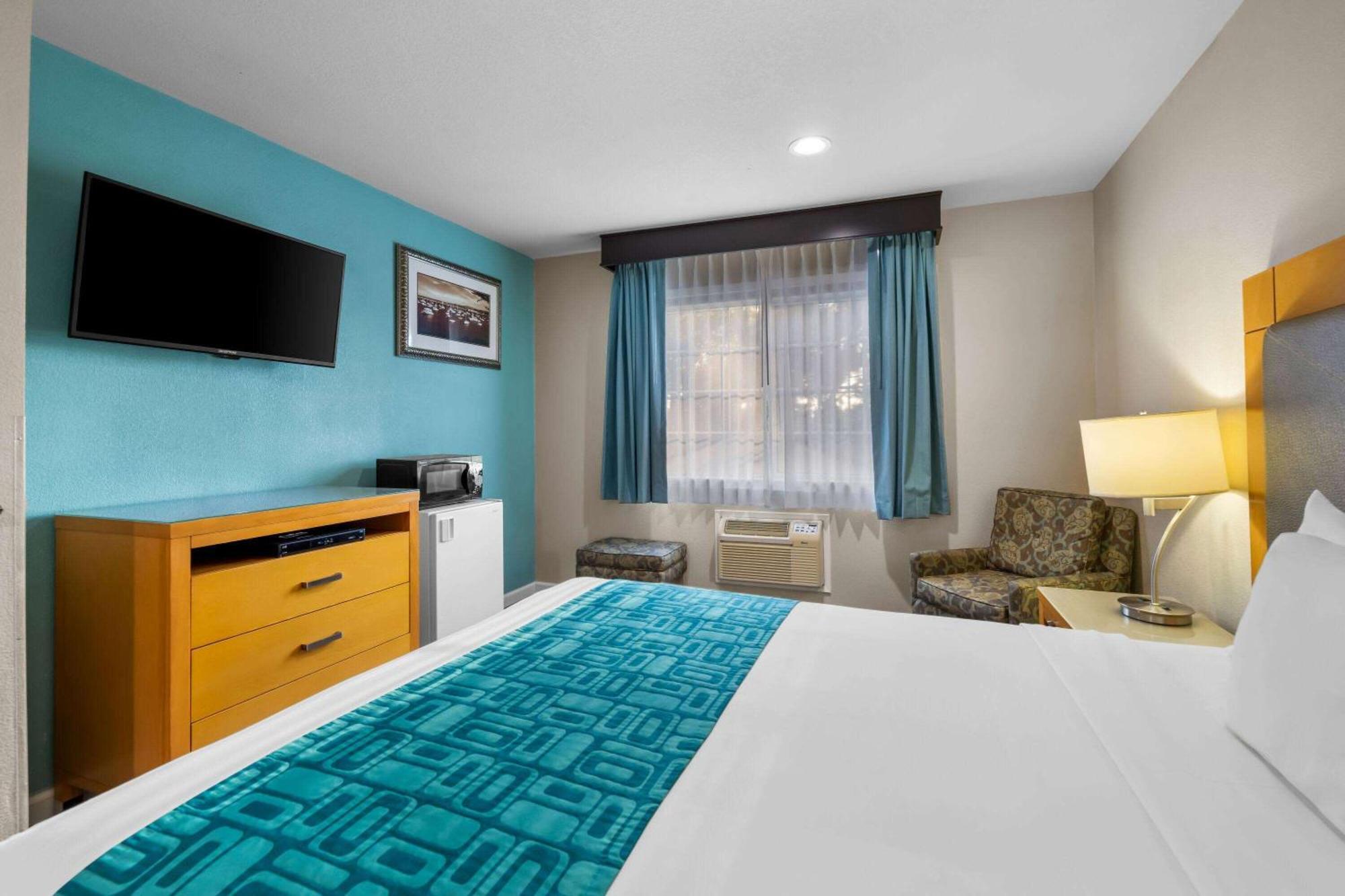Howard Johnson By Wyndham Santa Cruz Beach Boardwalk Экстерьер фото