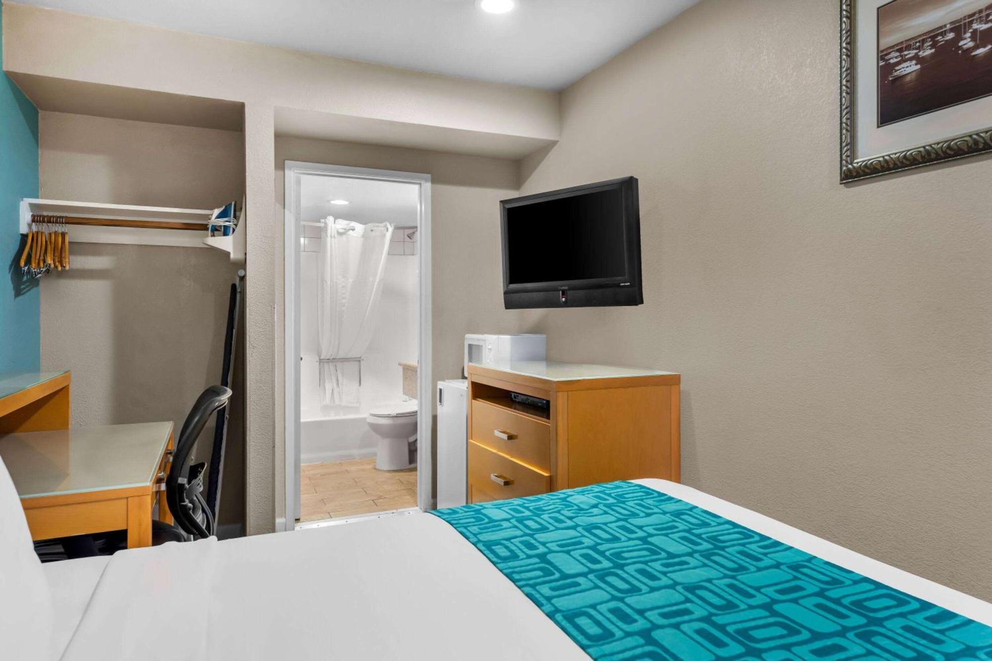 Howard Johnson By Wyndham Santa Cruz Beach Boardwalk Экстерьер фото